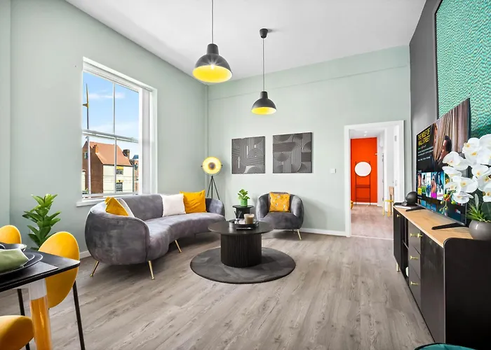 Stylish Apartment Near City Centre - Secure Parking 1Sh