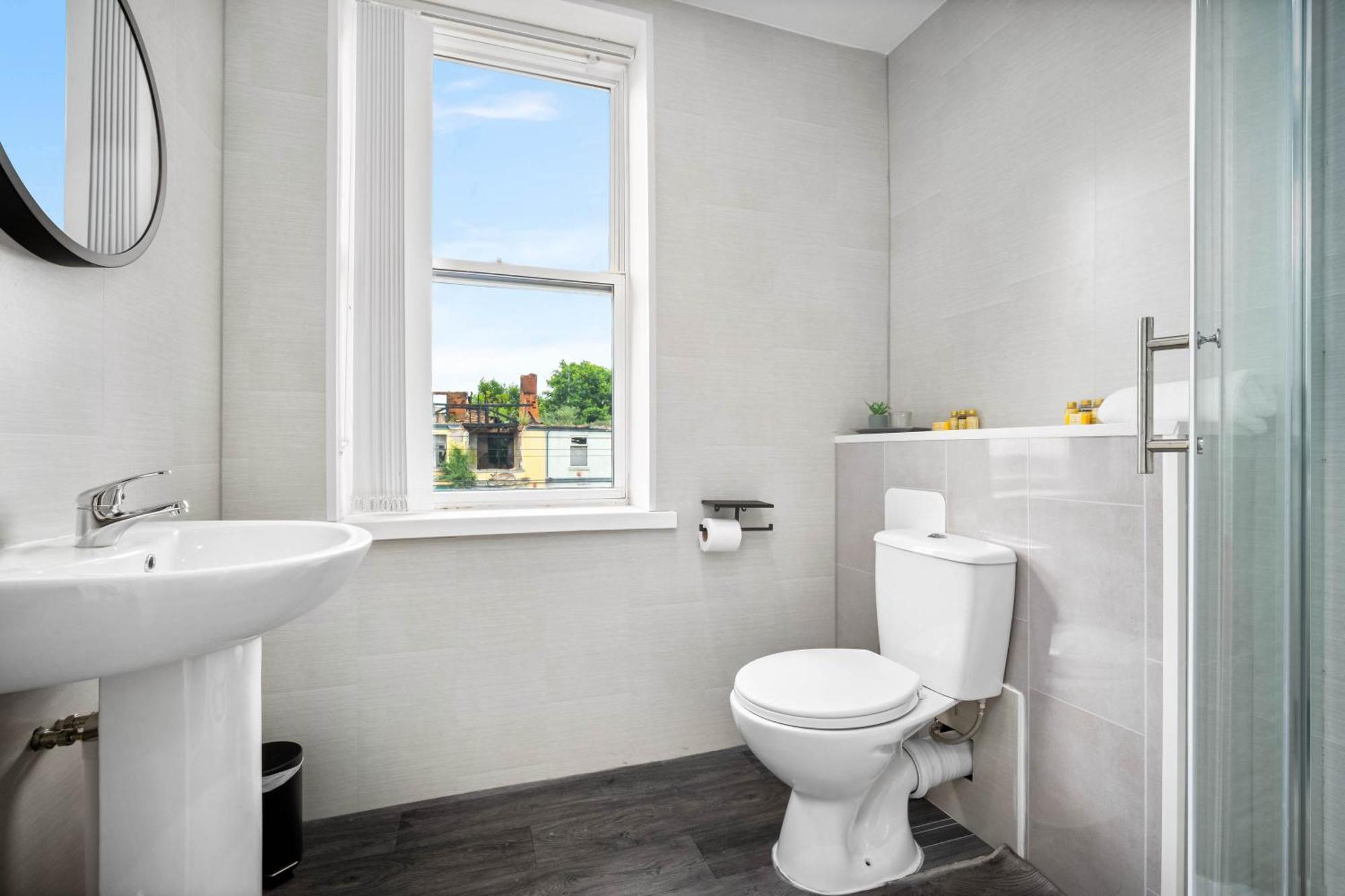 Apartment Stylish Near Centre - Secure Parking 1sh